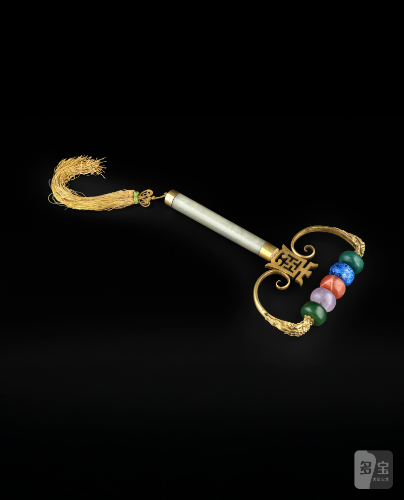 ROULEAU DE MASSAGE EN BRONZE DORÉ, JADE CÉLADON, MALACHITE, CORNALINE ET TOURMALINE  CHINE, DYNASTIE QING (1644-1911)
